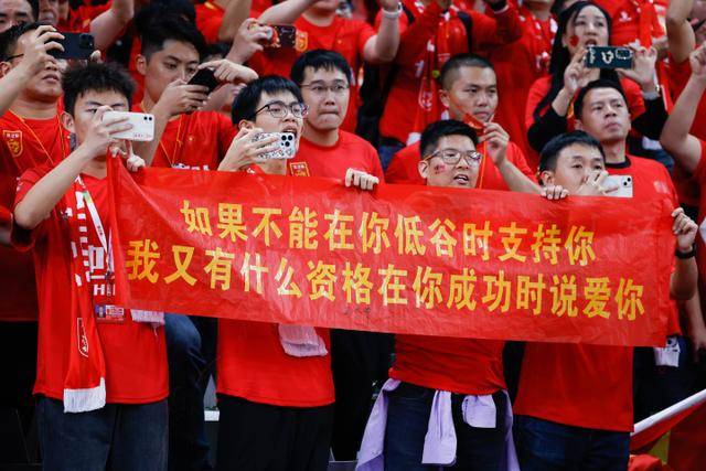 伊万笑对印尼媒体：我有10个前锋可用 一直很乐观
