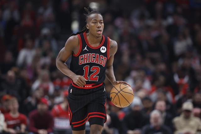 王哲林遭遇大腿拉伤 赛后被搀上救护车去医院